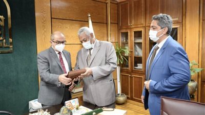 رئيس جامعة أسيوط يتسلم عينة من باكورة إنتاج وحدة النباتات العطرية