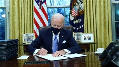 بايدن يوقع مرسوما يحظر على الأمريكيين شراء أسهم 59 شركة صينية