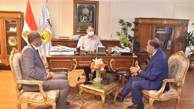 محافظ أسيوط يلتقي رئيس الشركة المالية والصناعية المصرية للأسمدة