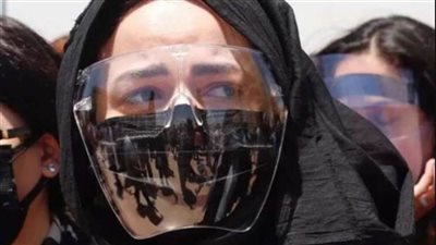 إيمي سمير غانم تزور قبر والدها في الجمعة الثانية لوفاته