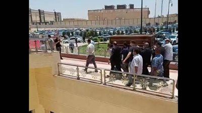 أهالي بني مزار بالمنيا يشيعون جنازة والدة رئيس مجلس الشيوخ