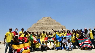 وفود منحة ناصر الدولية للقيادة يزورون أهرامات الجيزة وسقارة