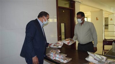 رئيس جامعة سوهاج يتفقد المدينة الجامعية للطالبات ويتأكد من جودة الطعام