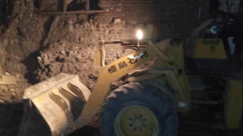 ازالة مخلفات من اراضى