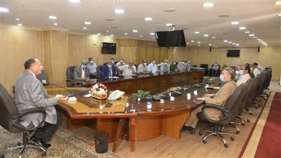 محافظ أسيوط يناقش الموقف التنفيذي لمشروعات الخطة الاستثمارية مع رؤساء المراكز والأحياء