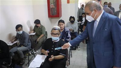 رئيس جامعة الأزهر يتفقد لجان امتحانات كليات الدراسة ويوزع هدايا على الطلاب