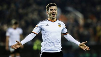 برشلونة يستعد للتعاقد مع ظهير أيسر فالنسيا