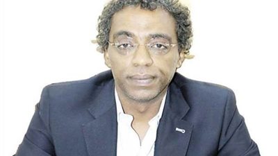 عواض يهنئ أبو خنيجر لفوزه بجائزة الدولة للتفوق في الآداب