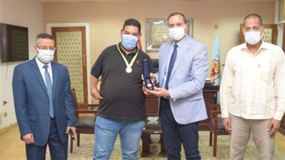 جامعة سوهاج تكرم موظفًا بالمدينة لحصوله على المركز الثالث في كأس مصر لألعاب القوى