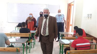 مدير مديرية التربية والتعليم يتفقد بعض لجان امتحانات شهادة إتمام مرحلة التعليم الأساسي