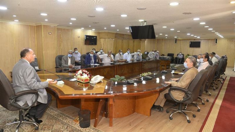 محافظ أسيوط يناقش