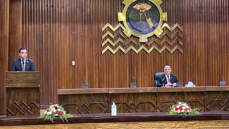 وزير الرى خلال لقائه