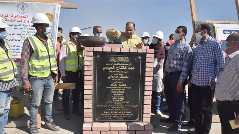 محافظ أسيوط يضع حجر