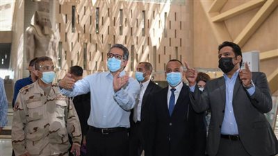 العناني يقوم بجولة تفقدية بالمتحف المصري الكبير