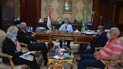 محافظ المنيا يبحث مع نقيب الزراعيين خطة تسويق الحاصلات الزراعية بقري 