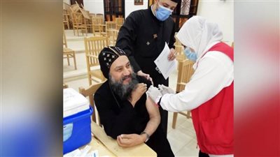 أسقف السويس يتلقى الجرعة الأولى من لقاح فيروس كورونا