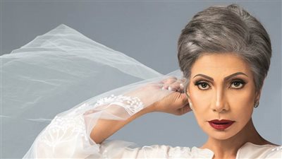 شاهد سوسن بدر تتلقى الجرعة الأولى من لقاح كورونا