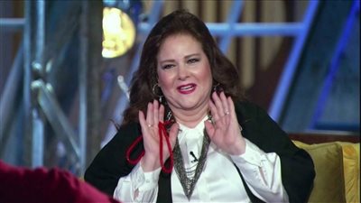 تعرف على حقيقة الصورة المتداولة لدلال عبد العزيز من العناية المركزة