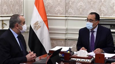 رئيس الوزراء يتابع مع وزير الطيران أعمال تطوير مطار برج العرب