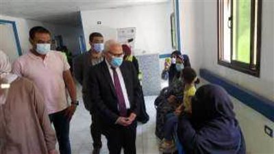محافظ بورسعيد يتفقد فعاليات القافلة الطبية لعلاج أمراض العيون بحي الضواحي