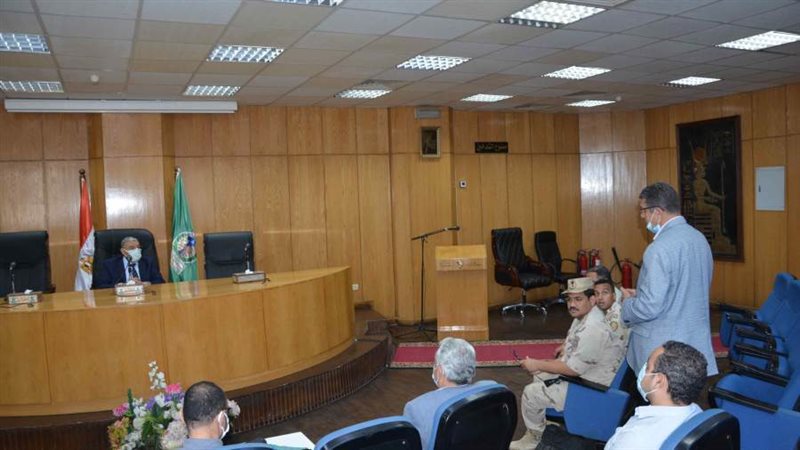 محافظ المنيا خلال