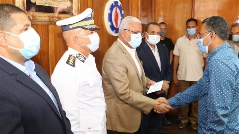 محافظ السويس يسلم