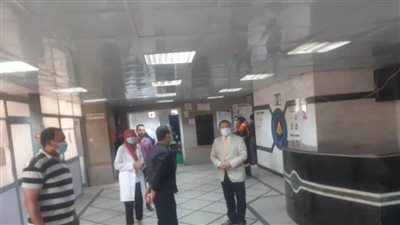 مدير مستشفى بنها الجامعي يستمع لشكاوى المرضى بالأقسام