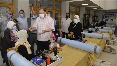 محافظ أسيوط يوزع ماكينات خياطة وأفرانا منزلية للسيدات المعيلات والأولى بالرعاية