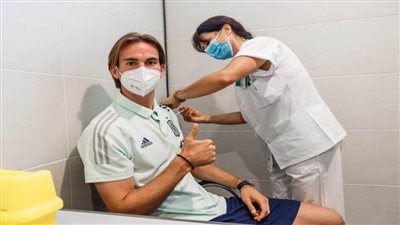 تطعيم لاعبي منتخب إسبانيا وسط مخاوف من أعراض جانبية