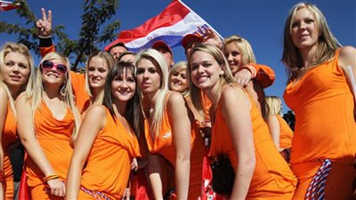 مشجعون يحلقون بطائرة فوق معسكر هولندا للمطالبة بطريقة لعب المنتخب