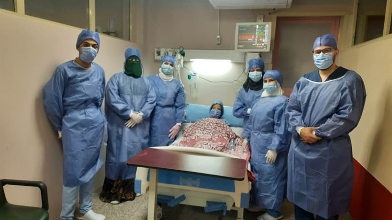 المريضة تتوسط الطاقم