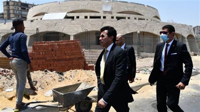 وزير الشباب يتفقد نادي النادي بمساكن شيراتون ويوجه بسرعة الانتهاء من الأعمال