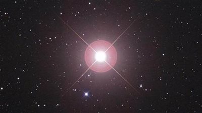 نجم عملاق أكبر 25 مرة من الشمس يزين ليالي الصيف