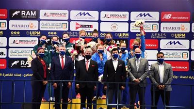 وزير الرياضة ورئيس الاتحاد الدولي للخماسي يتوجان الفائزين في منافسات فردي وفرق السيدات ببطولة العالم