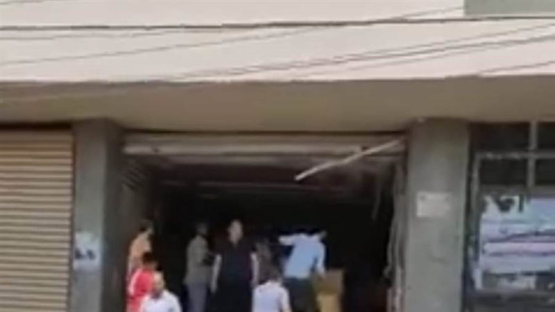 من أمام عقار سقوط