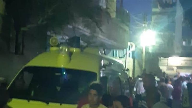 سيارة الإسعاف امام