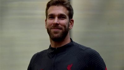 أدريان يمدد تعاقده مع ليفربول