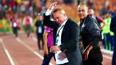 لاعبو منتخب مصر يكرمون شوقي غريب بسبب شهادة اللجنة الأولمبية الدولية