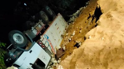 انقلاب سيارة نقل محملة بـ40 طن رمال بممشى ديرمواس جنوب المنيا