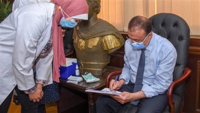  محافظ الإسكندرية يتلقى اللقاح المضاد لفيروس كورونا 