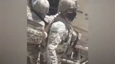 عاجل| سوريون يشتبكون بالأيدي مع أفراد الجيش الامريكي 