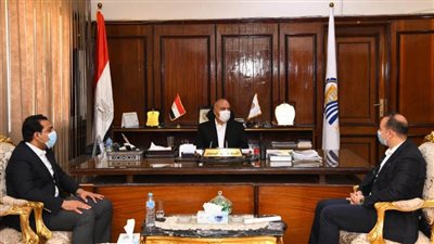 محافظ قنا يبحث تطوير مجمع نقادة الصناعي السياحي الثقافي