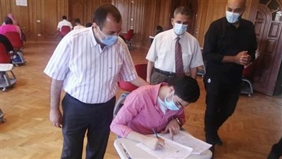 رئيس جامعة كفر الشيخ يتفقد لجان الامتحانات بكلية الذكاء الاصطناعي