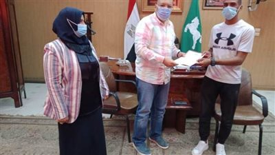 محافظ الشرقية يمنح أول معيد بكلية التربية الرياضية بدار رعاية وحدة سكنية