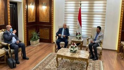 وزير الشباب والرياضة يستقبل نظيره الفلسطيني بمطار القاهرة الدولي