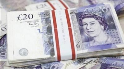 الجنية الإسترليني ينخفض مقابل الدولار الأمريكي واليورو الأوروبي