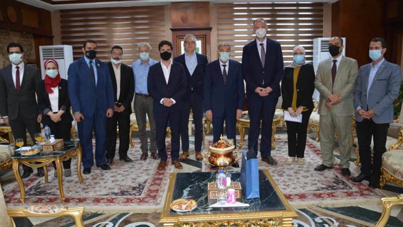 محافظ المنيا يستقبل