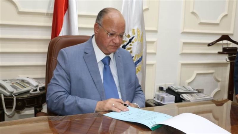 محافظ القاهرة أثناء