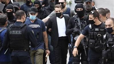 قتل زوجته وذرف دموع التماسيح ووضع الورود على نعشها (فيديو)