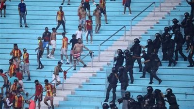 رئيس الترجي ينزل أرضية ملعب مباراة الأهلي للسيطرة على شغب جماهير ناديه 